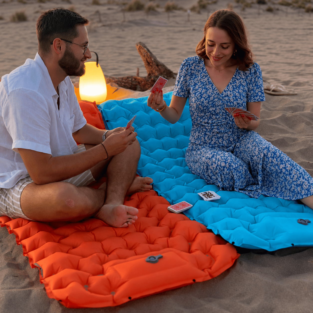 Deux matelas gonflable coziya assemblée sur la plage pour apporter un maximum de confort en position canapé
