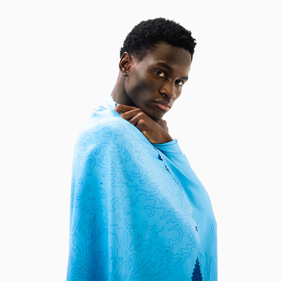 Serviette Air Towel™ Coziya® bleue utilisée homme - format bain plage