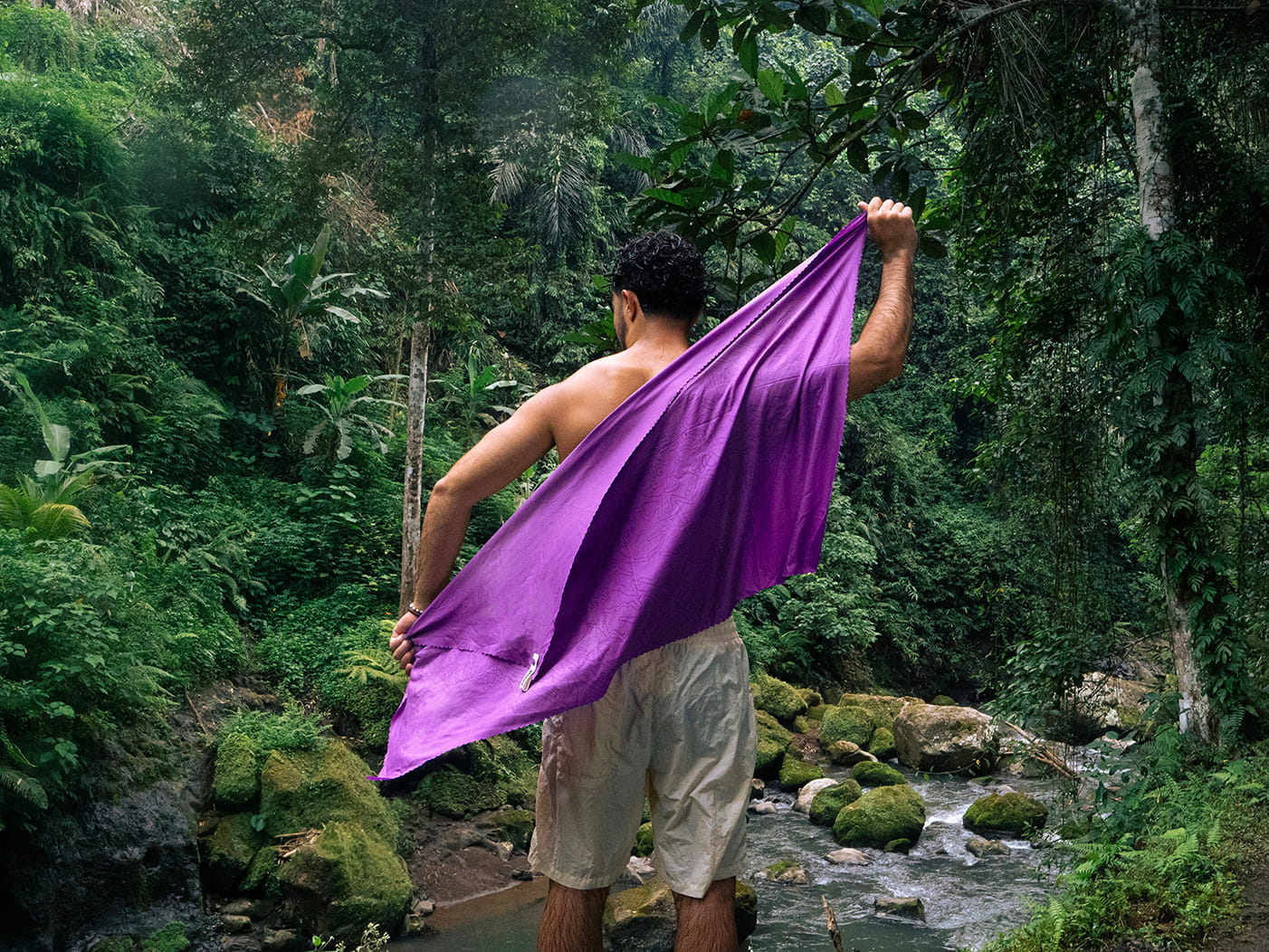 Serviette microfibre Air Towel™ Coziya® dans la jungle cascade – légère compacte outdoor