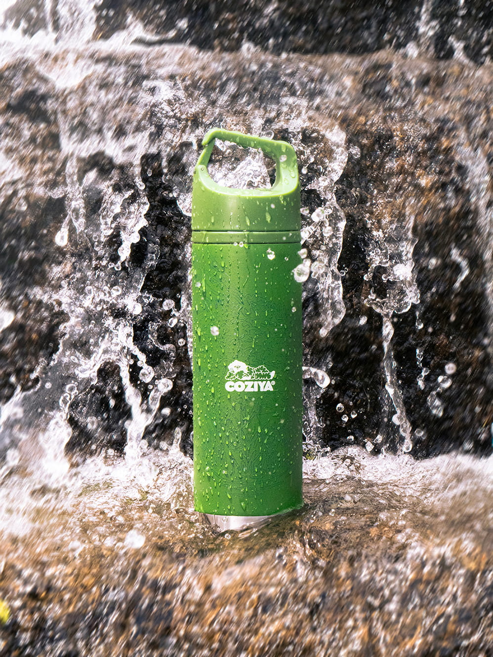 Gourde isotherme inox Hook650™ Coziya® près d'une cascade – conservation thermique outdoor