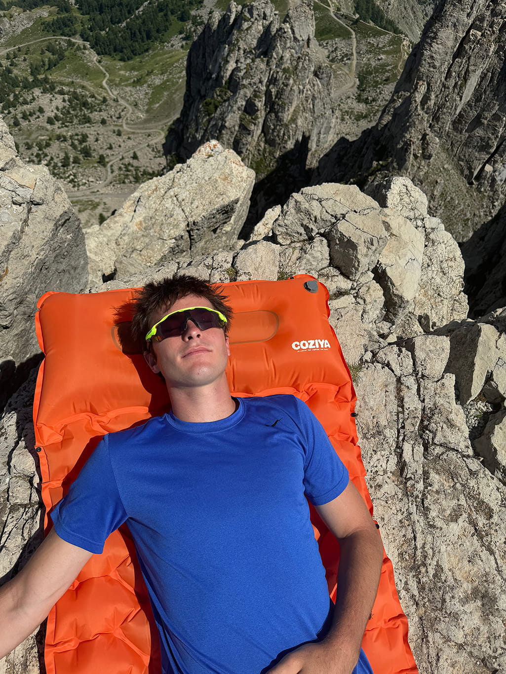 Matelas gonflable Coziya® orange en montagne sur rocher – léger compact camping trekking outdoor