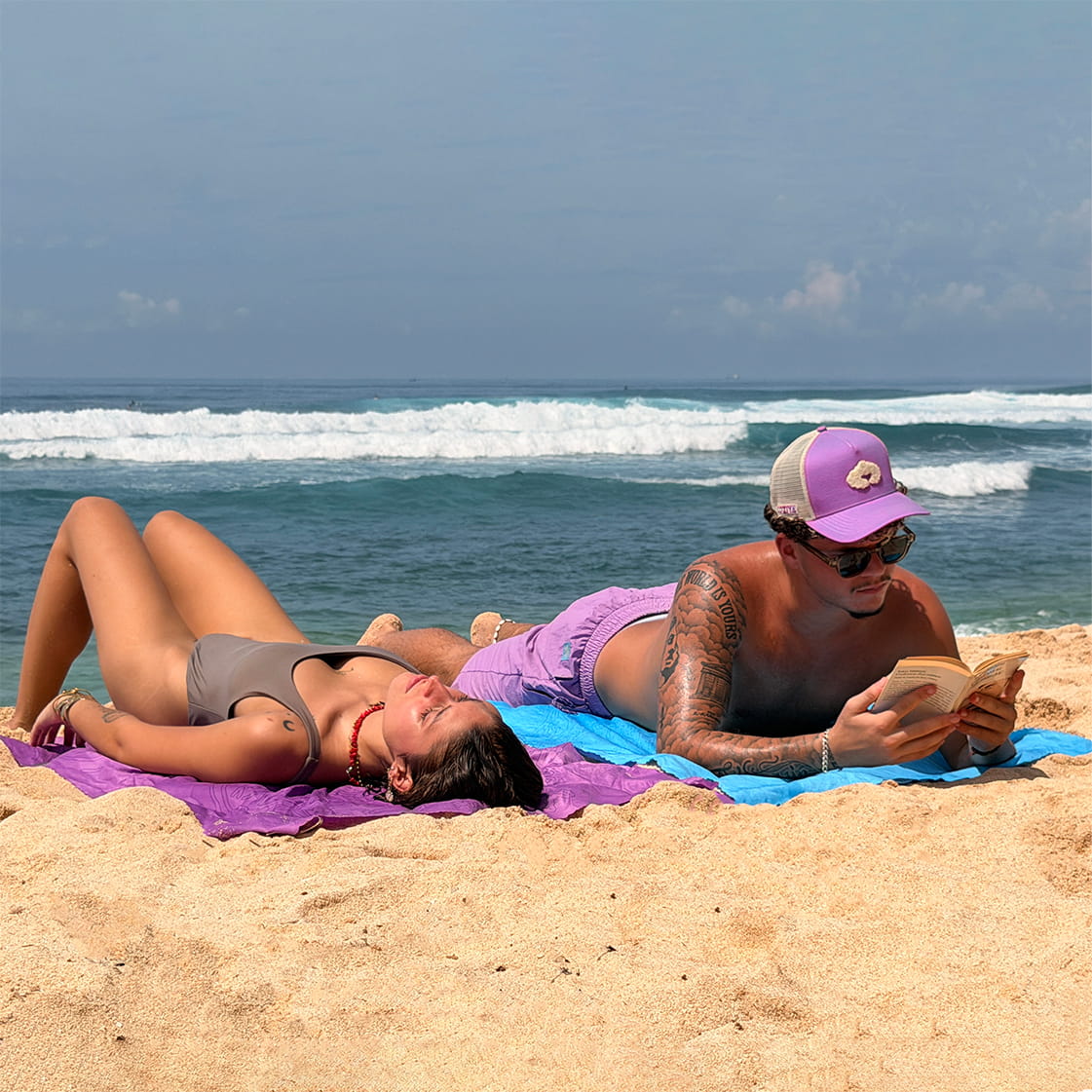 Serviettes Air Towel™ Coziya® allongées à la plage - confort et détente