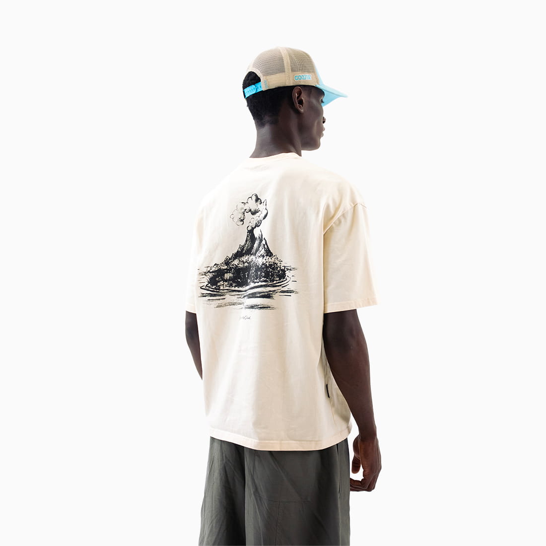 T-shirt Mystery Island Coziya® crème porté homme - coupe boxy casual